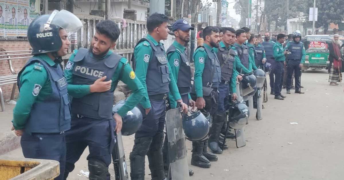 বন্দরে সতর্ক অবস্থানে রয়েছে পুলিশ