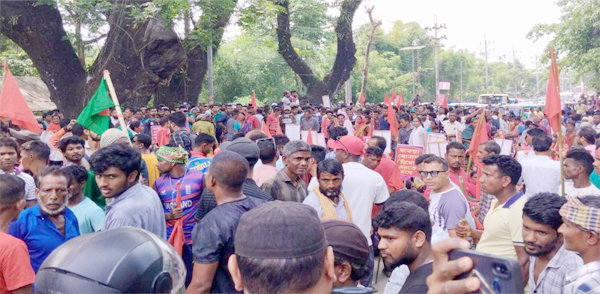 বিমানবন্দর সড়ক অবরোধ চা-শ্রমিকদের