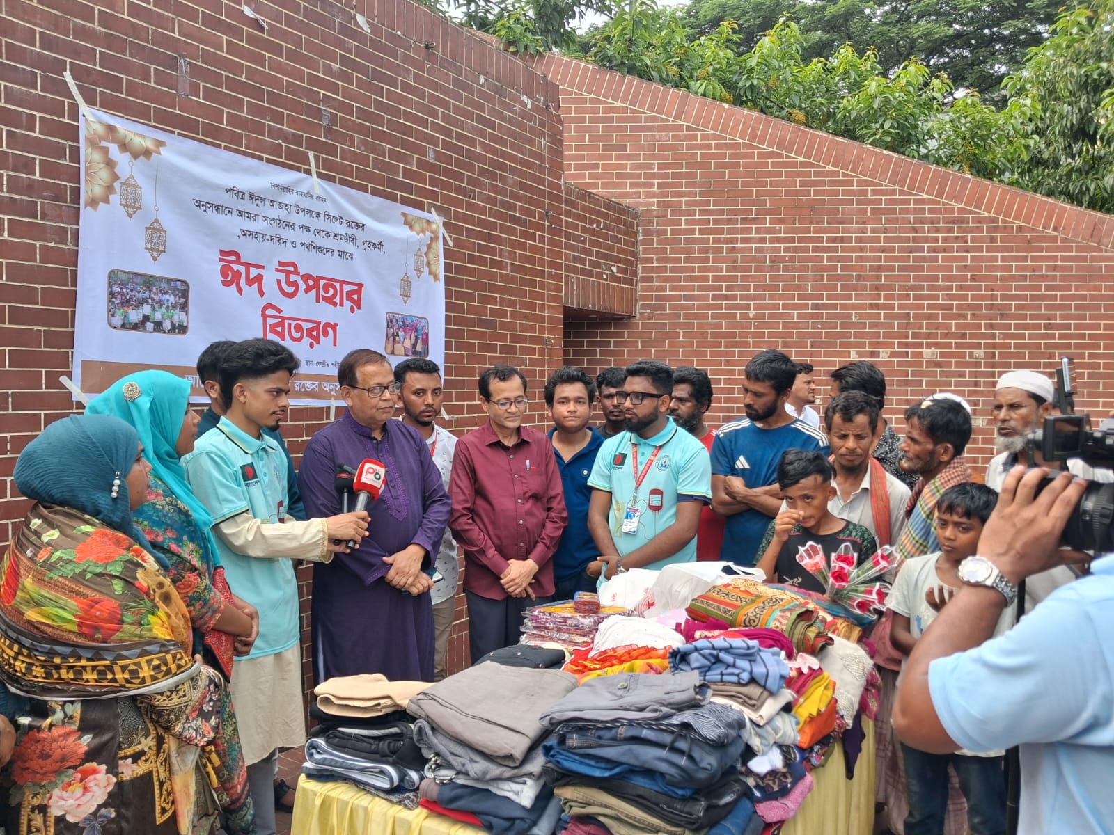 সিলেটে ঈদুল আজহা উপলক্ষে &ldquo;রক্তের অনুসন্ধানে আমরা&rdquo; সংগঠনের ঈদ উপহার বিতরণ ও মেহেদী উৎসব
