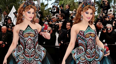 কানে গিয়ে কটাক্ষের শিকার উর্বশী! 