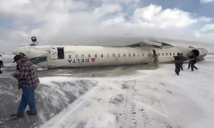 ৮০ আরোহী নিয়ে কানাডায় উল্টে গেল বিমান
