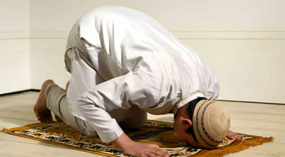 কোনো রাকাতে ভুলে তিন সিজদা করলে করণীয়