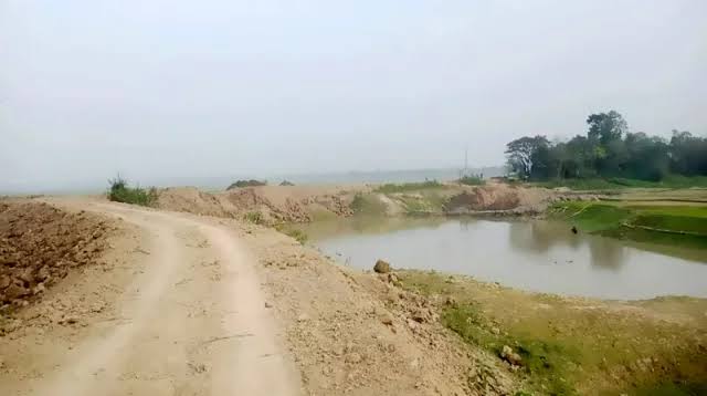 এলজিইডি সড়ককে হাওর রক্ষা বাঁধ দেখিয়ে ২৫ লাখ টাকা বরাদ্দ