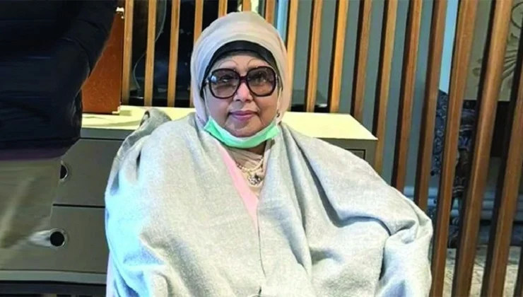হাঁটতে পারছেন খালেদা জিয়া, লাগছে না হুইল চেয়ার