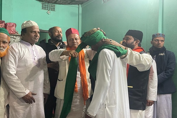 মুড়ারবন্দ দরবার শরীফ হাফিজিয়া মাদ্রাসা ছাত্রদের পাগড়ি প্রদান