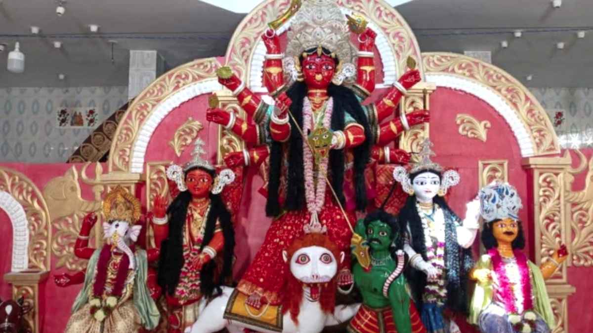 ৩০০ বছরের ঐতিহ্য নিয়ে মৌলভীবাজারে পালিত হচ্ছে লাল প্রতিমার দুর্গোৎসব