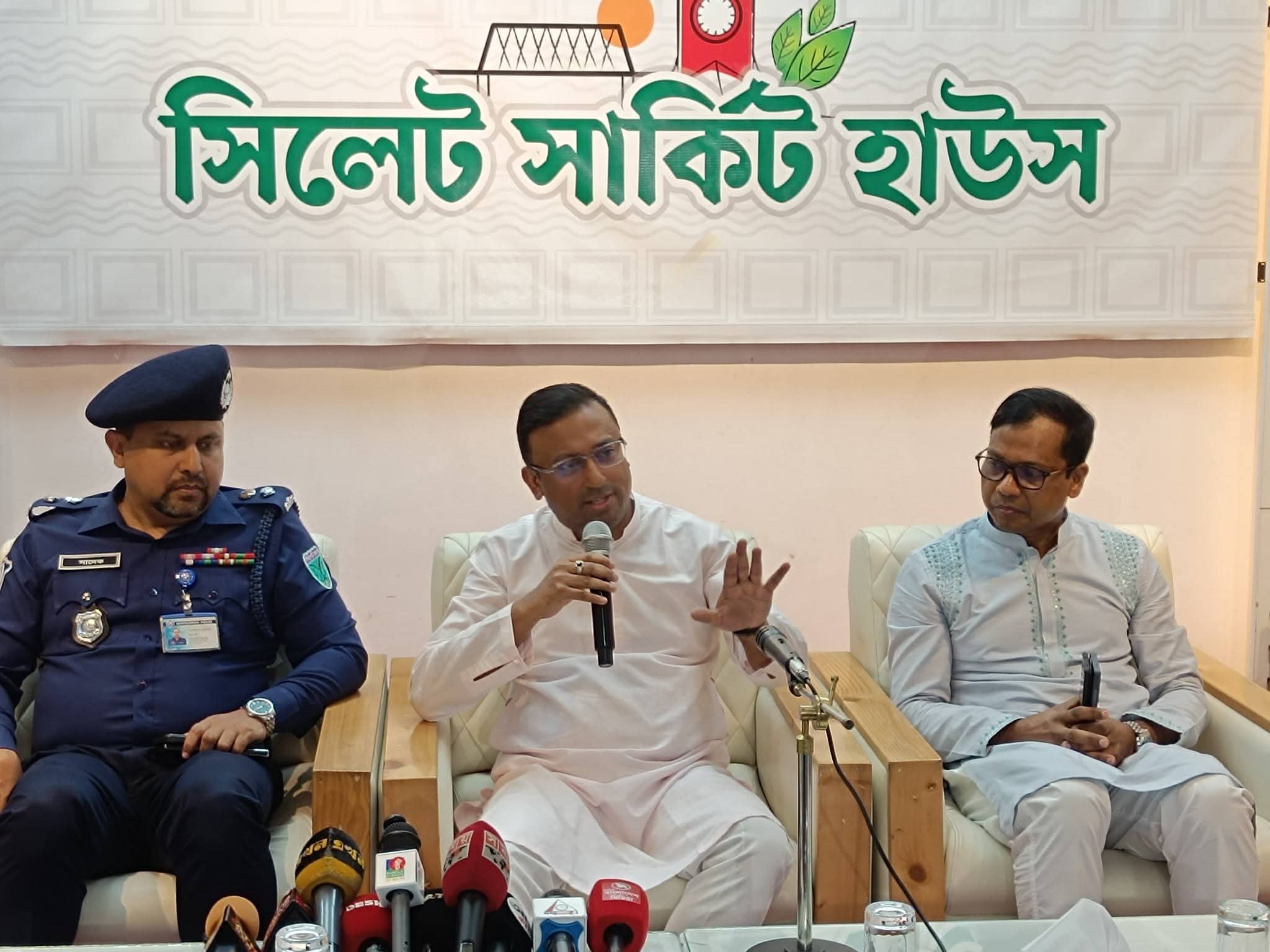আইনের বাইরে কিছু করার সুযোগ নেই, প্রশাসনকে কঠোর হতে হবে: হুমায়ুন কবির