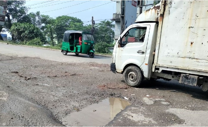 নগরীর প্রবেশমুখের সড়কের বেহাল দশা