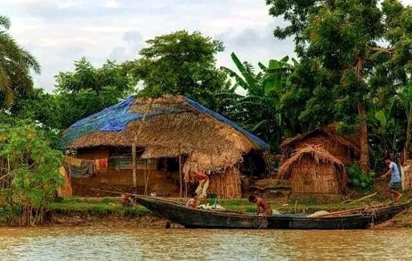 হারিয়ে যাচ্ছে গ্রামবাংলার ঐতিহ্যবাহী ছনের ঘর