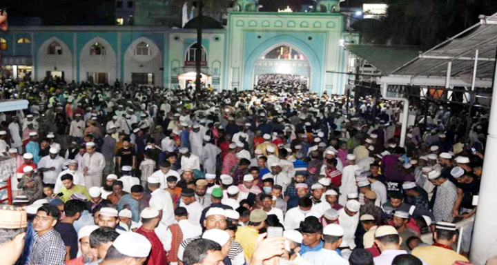 মুসলিম উম্মার শান্তি-সমৃদ্ধি কামনায় লাইলাতুল বরাত পালিত