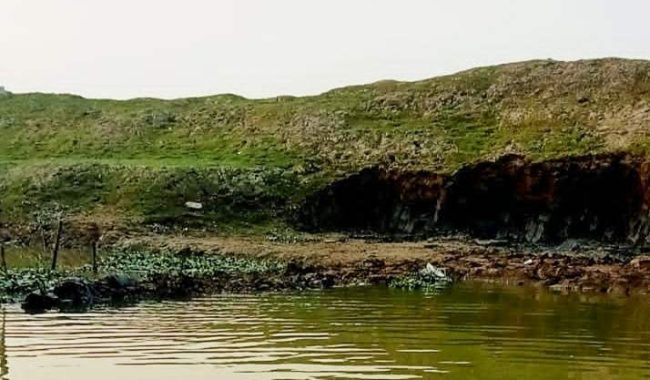 নদীতে বাঁধ দিয়ে মাছ শিকারের চেষ্টা, ক্ষুব্দ কৃষকরা