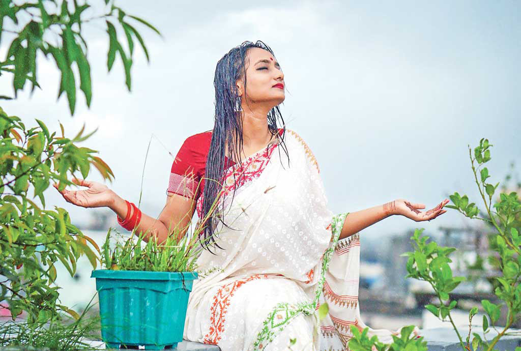 বৃষ্টির পানি লেগে ত্বক-চুলের অবস্থা শোচনীয়?