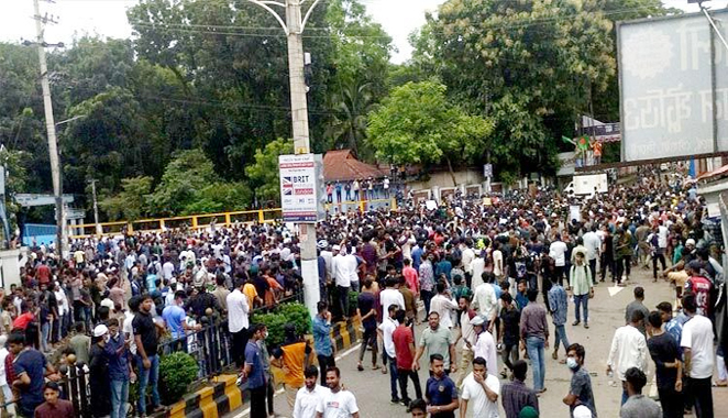শিক্ষার্থীদের দখলে চৌহাট্টা, থমথমে সিলেট