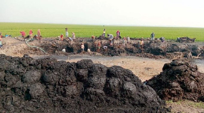 হাওরে কালো মাটি তোলার হিড়িক