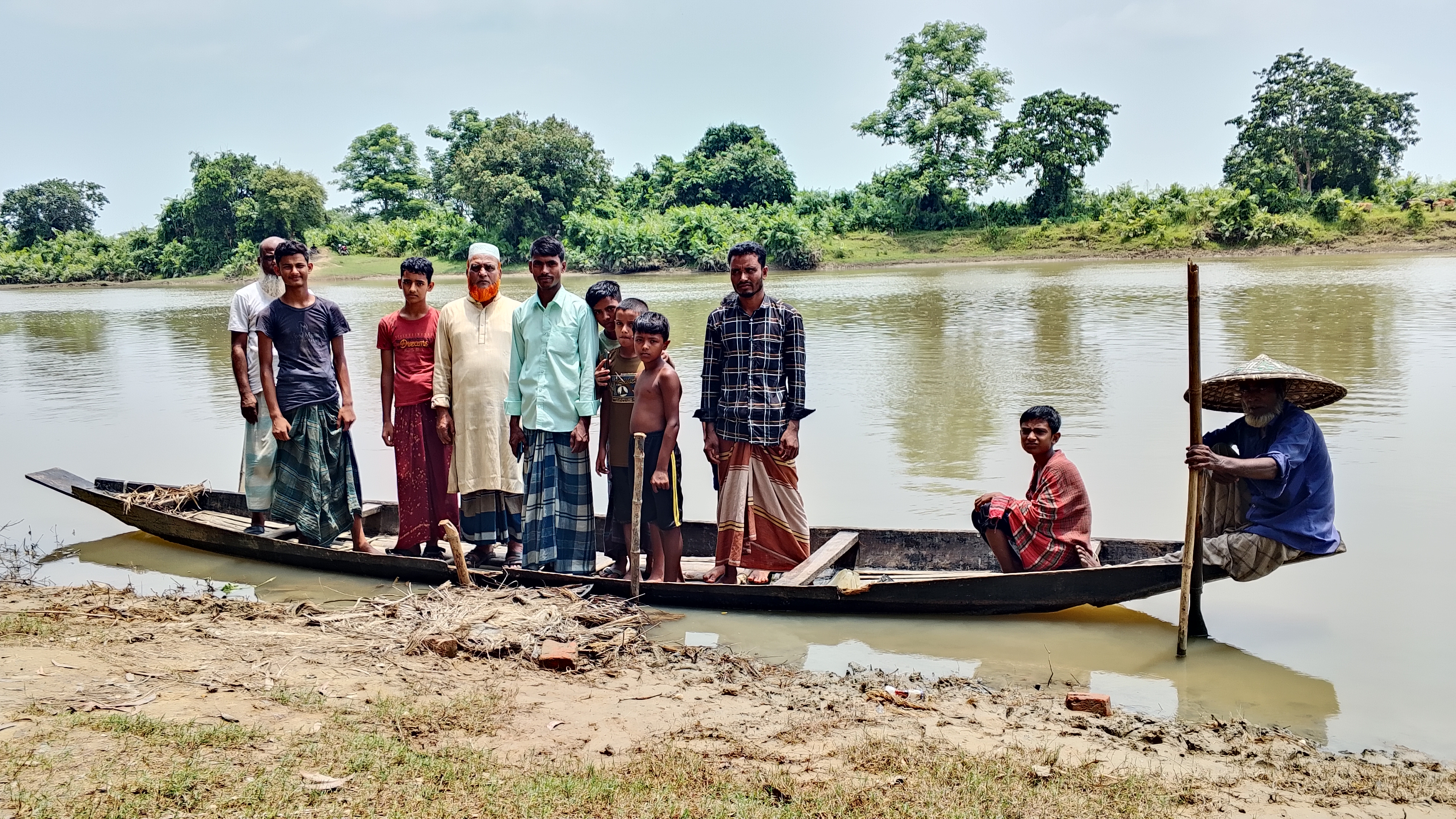 সেতুর অভাবে দুর্ভোগে লাখো মানুষ