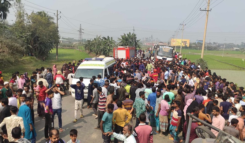 বাসচাপায় প্রাণ গেল অটোরিকশার ৭ যাত্রীর