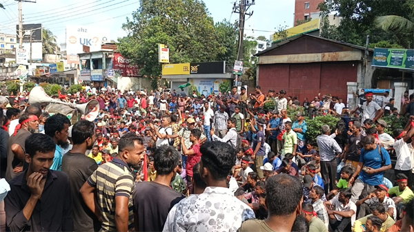 ৫ ঘন্টা ধরে সড়ক অবরোধ করে বিক্ষোভ ব্যাটারি রিকশা শ্রমিকদের