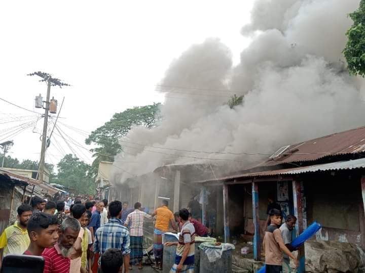 হবিগঞ্জে অগ্নিকাণ্ডে ৩ দোকান ভষ্মীভুত