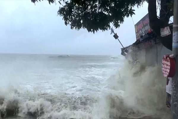ঘূর্ণিঝড় রেমালের তাণ্ডবে ৯ জনের মৃত্যু