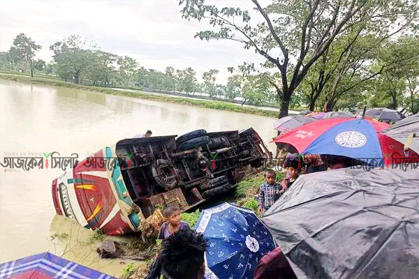 জকিগঞ্জে যাত্রীবাহী বাস খাদে, আহত ৭