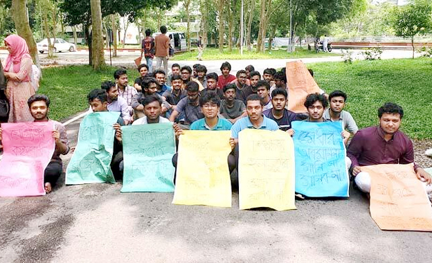 শাবিতে ভেতরে সিন্ডিকেট বৈঠক, বাইরে বিক্ষোভ