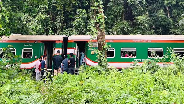 লাউয়াছড়ায় হুক ছিঁড়ে ৪ ঘণ্টা আটকা পাহাড়িকা এক্সপ্রেস, পরে ট্রেন চলাচল স্বাভাবিক
