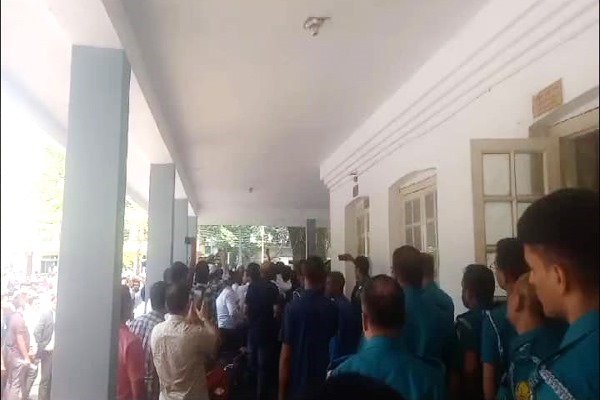 পুলিশ-আইনজীবী হাতাহাতিতে উত্তপ্ত আদালত চত্বর (ভিডিও)