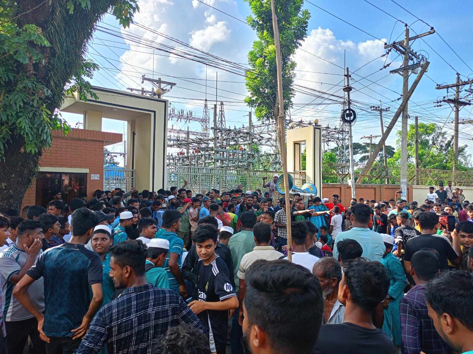 নবীগঞ্জে নিরবিচ্ছিন্ন বিদ্যুতের দাবীতে বিদ্যুৎ অফিস ঘেরাও