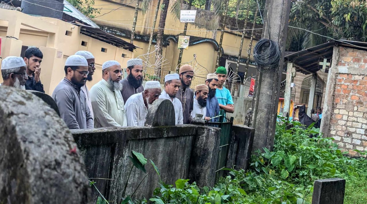 শাপলা শহিদ জাহিদের কবর জিয়ারতে নাগরিক আলেমসমাজ
