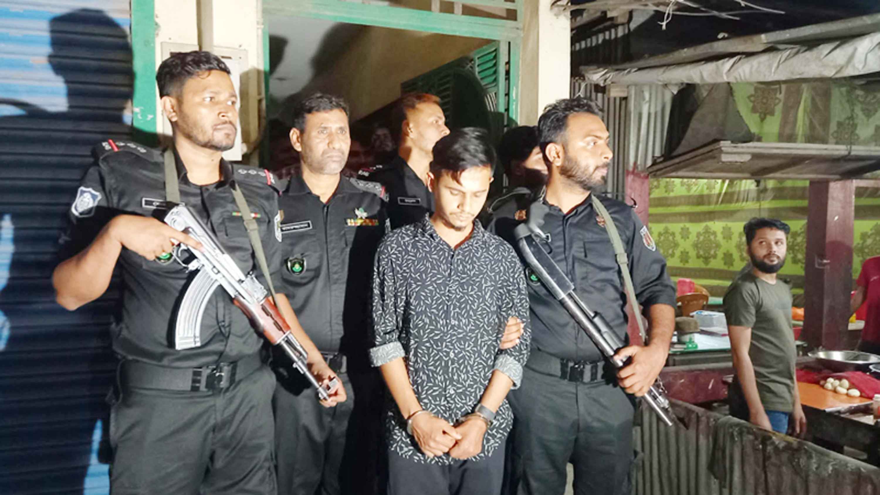 শায়েস্তাগঞ্জে সার্টিফিকেট জালিয়াতি চক্রের সদস্য আটক