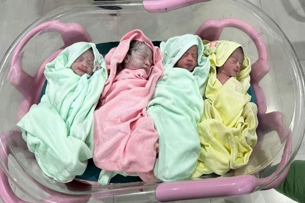 মায়ের কোলে এলো একসাথে জন্ম নেওয়া সেই ৪ নবজাতক 