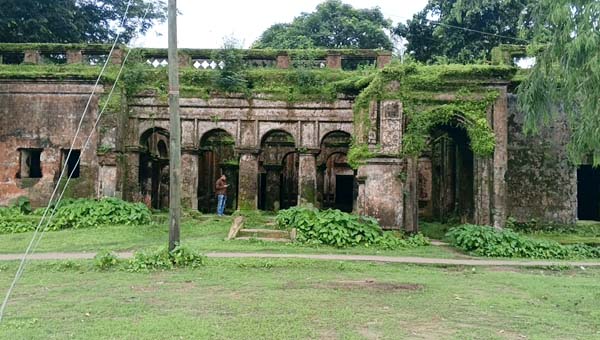 অবহেলায় ধ্বংসের পথে ৩০০ বছরের সুখাইড় জমিদার বাড়ি