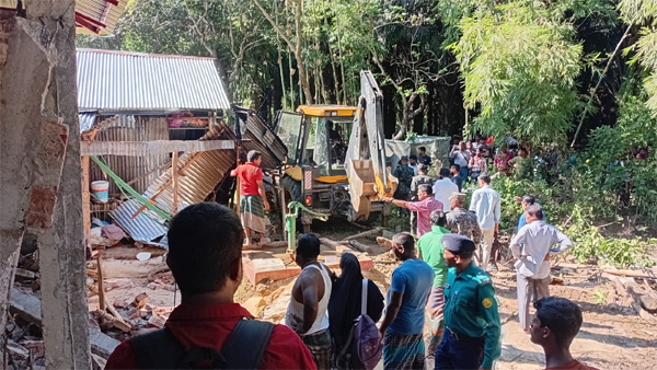 খাদিমপাড়ায় বেদখল হওয়া ৩০ একর সরকারি জমিতে উদ্ধার, গ্রেপ্তার ৩