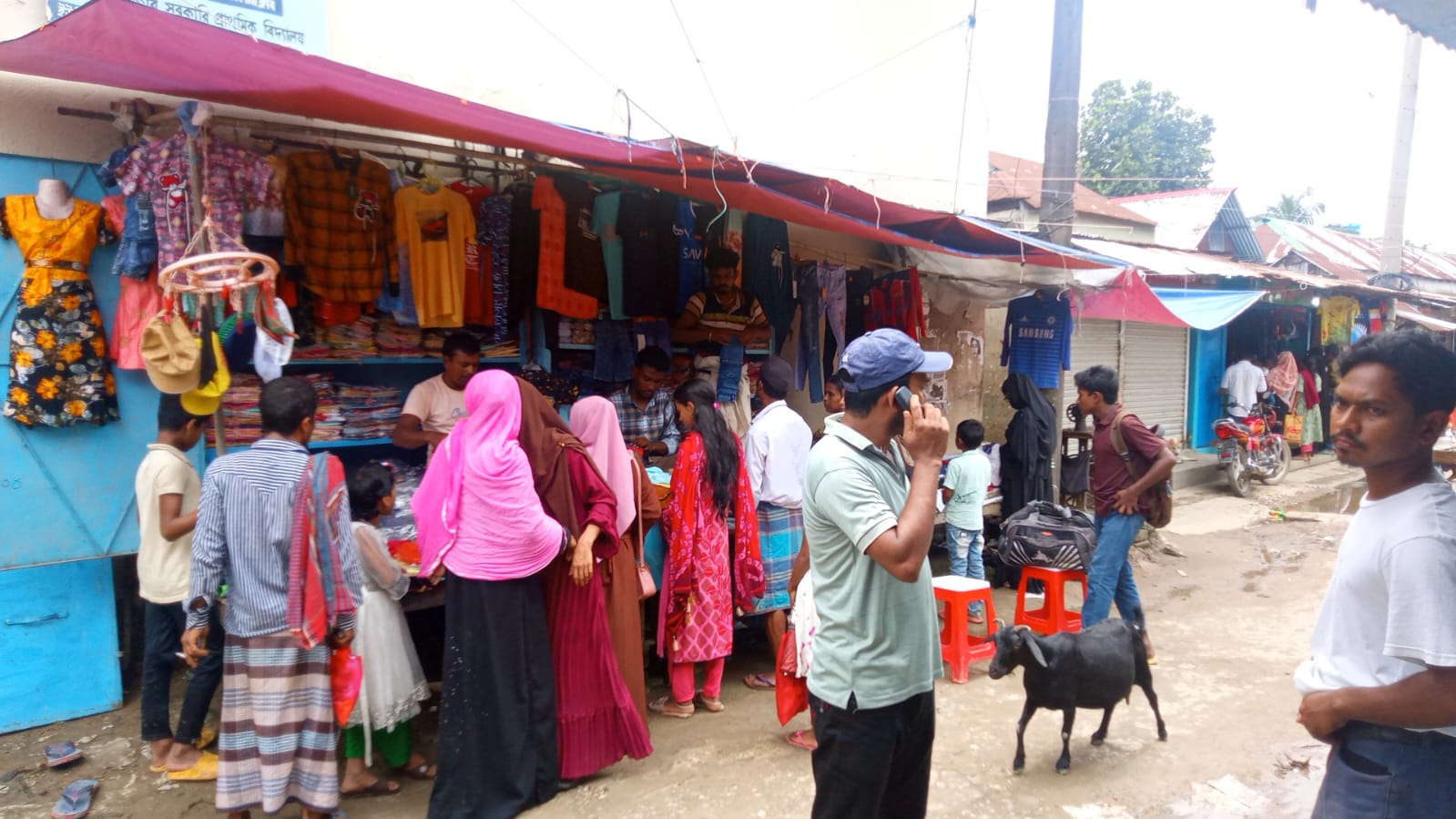 মধ্যনগরে জমেছে ঈদের কেনাকাটা