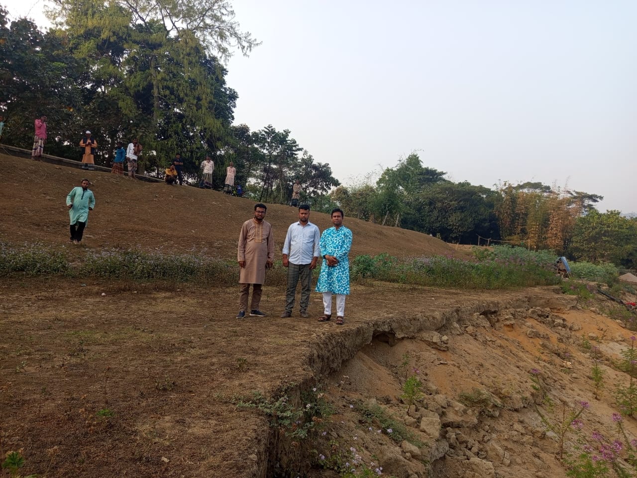 গোয়াইনঘাটে কবরস্থানের বালু বিক্রির টাকা আত্মসাত : তদন্তে এসিল্যান্ড