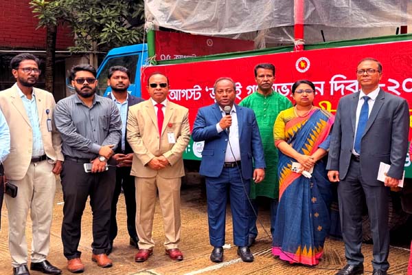 রাজধানীতে গণযোগাযোগ অধিদপ্তরের ভ্রাম্যমান ট্রাক সংগীতের আয়োজন