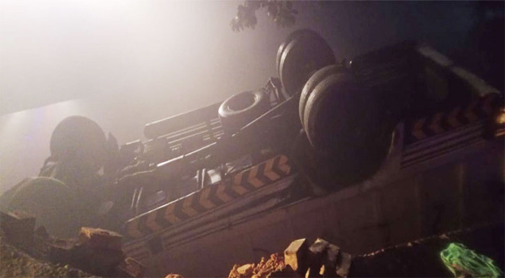 জানাজায় যাওয়ার পথে পাকিস্তানে ট্রাক উল্টে নিহত ১৪