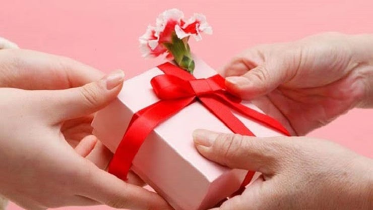 ভালোবাসা দিবসে প্রিয়জনকে সাধ্যের মধ্যে দিতে পারেন যেসব উপহার