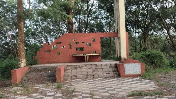 অযত্নে হারিয়ে যাচ্ছে ফয়জাবাদ বধ্যভূমির স্মৃতি, সন্ধ্যা নামলেই মাদকসেবীদের আড্ডা