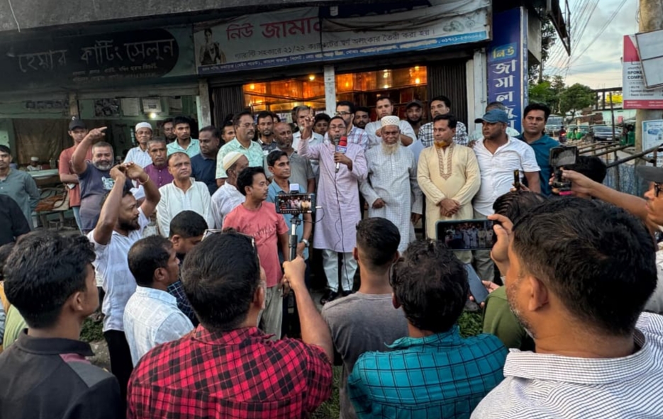কামাল বাজারে ৩১ দফা ও ধানের শীষের প্রচারণায় খান জামাল
