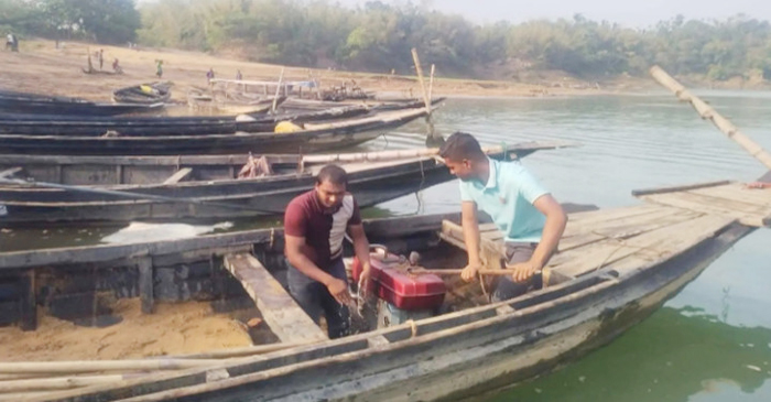 জৈন্তাপুর অবৈধ বালু উত্তোলনের ১০টি নৌকা ধ্বংস ও জরিমানা