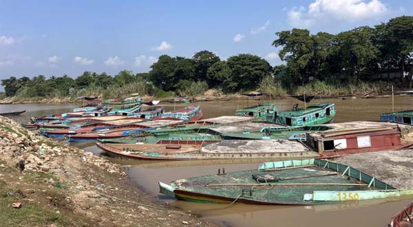 কোম্পানীগঞ্জে দশটি বাল্কহেড জব্দ, আটক ৯