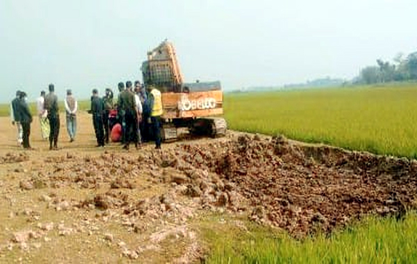 মধ্যনগরে মাটি কাটার দায়ে চার জনকে জরিমানা