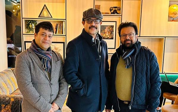 মেয়র আতিক ও  শ্যামল দত্তকে নিজের দুটি বই উপহার দিলেন ড. আজিজুল আম্বিয়া