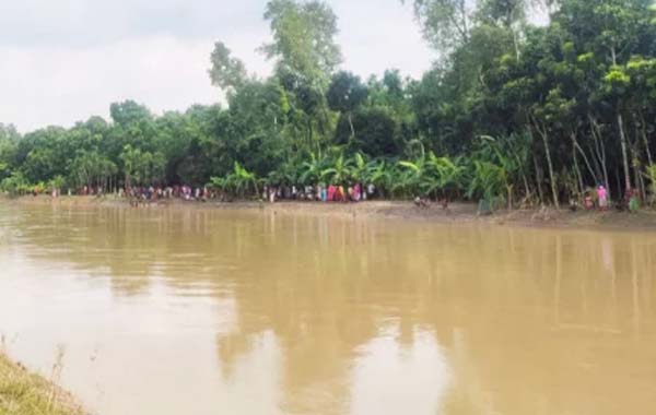 নদী থেকে ঠেলাগাড়ি তুলতে নেমে যুবক নিখোঁজ