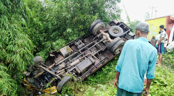 হবিগঞ্জে ট্রাক-কভার্ডভ্যান সংঘর্ষে চালক নিহত