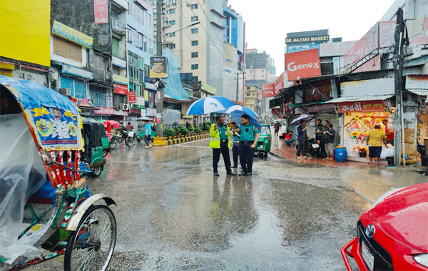 ছয় দিন পর নগরীর রাস্তায় ট্রাফিক পুলিশ