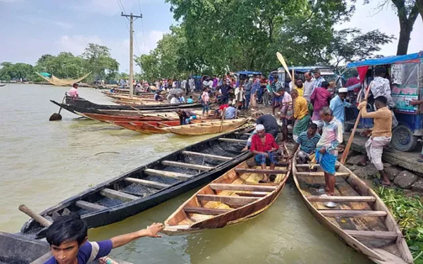 সুনামগঞ্জের হাওরে নৌকার জমজমাট হাট 