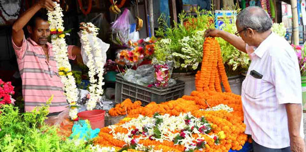 একুশে ফেব্রুয়ারি ফুলের দোকানগুলোতে ব্যস্ত সময়