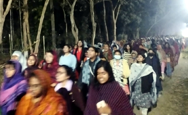 মধ্যরাতে বিক্ষোভে উত্তাল শাবি ক্যাম্পাস 